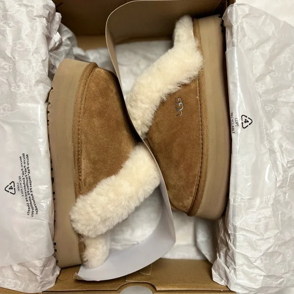 UGG Slippers - Picture 3 of 6